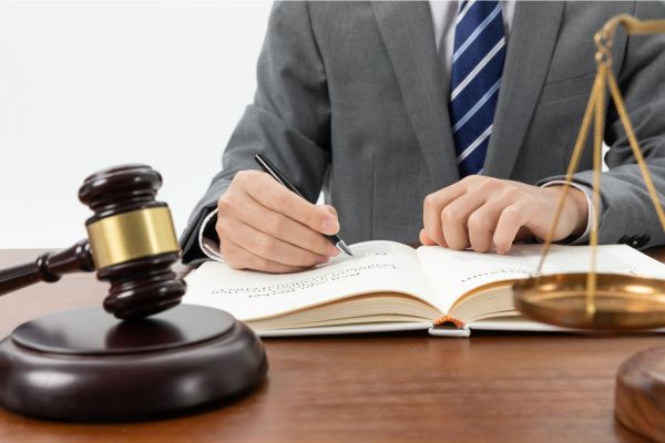 Lancer son Activité d’Avocat Indépendant : Guide Complet